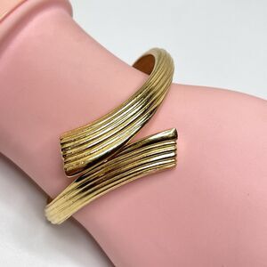 Vintage Trifari Gold Tone Clamper Hinged Bangle Bracelet Metal Fashion Stunning